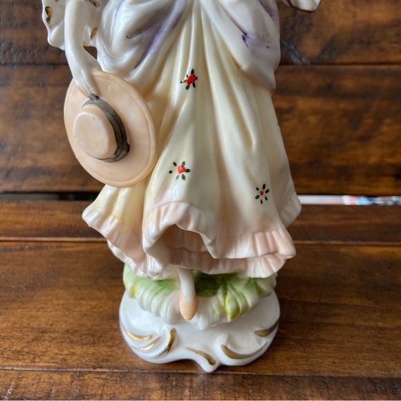 8” Vintage Porcelain Figurine of a Lady with a Fan Figurine - Picture 6 of 13